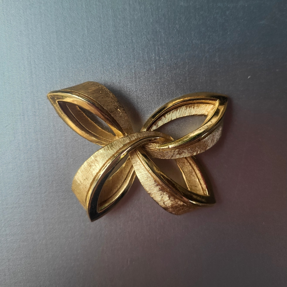 Vintage Trifari Crown Intertwined Ribbon Brooch